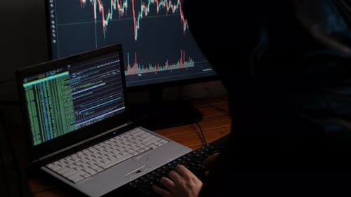 Thief Technical Genius Fraudster Hacker vole la crypto-monnaie la nuit entre dans des codes informatiques