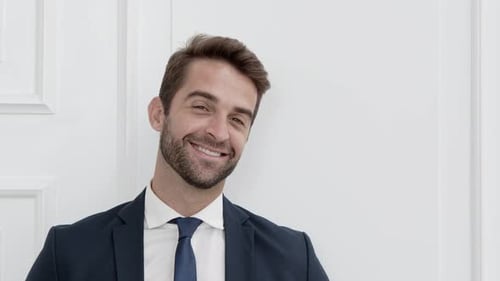 Empresario seguro sonriendo