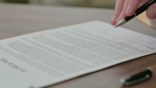 Den Vertrag unterschreiben lesen