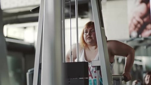 Dicke Frau macht Dips, um Gewicht zu verlieren