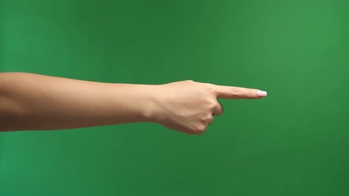 Isolierter weißer grüner Bildschirmhintergrund mit weiblicher Fingerspitze
