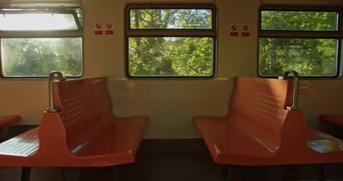 une voiture ou un train traverse le paysage naturel des ombres tombent sur les sièges