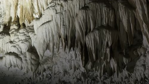 Dekorationen an Wänden in der unterirdischen Höhle 3840X2160 UltraHD kippbares Filmmaterial - Schönes c