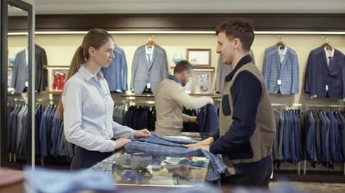Weibliche Verkaufsassistentin bei Menswear Boutique