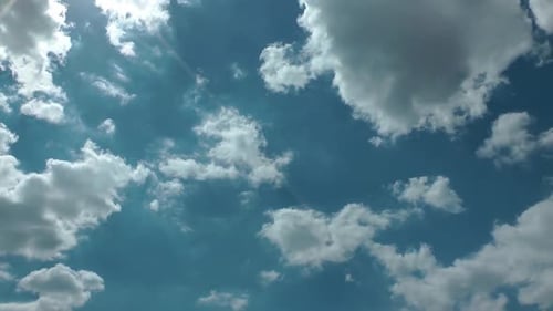 Nuages de pluie blanche et sombre sur un ciel bleu avec lentille de soleil