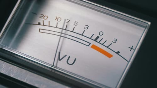 Indicador de señal analógica con flecha. Medidor de la señal de audio en decibelios