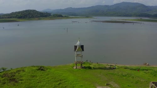 Vajiralongkorn Wat Saam Prasob, le temple englouti de la noyade à Sangkhlaburi à Kanchanaburi en Thaïlande
