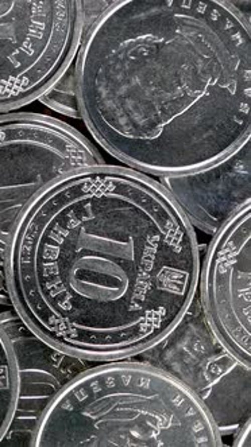 Les pièces de monnaie dix hryvnia ukrainiennes tournent lentement