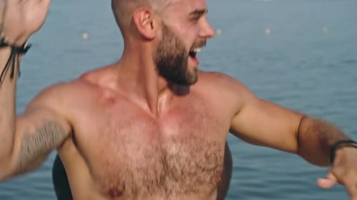 Party Boy dansant sur la plage