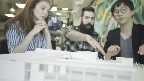 Architektenteam diskutiert maßstabsgetreues Bauwerksmodell