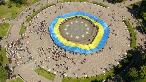 Große Nationalflagge der Ukraine. Große gelbe blaue patriotische ukrainische Staatsflagge am Nationalfeiertag.