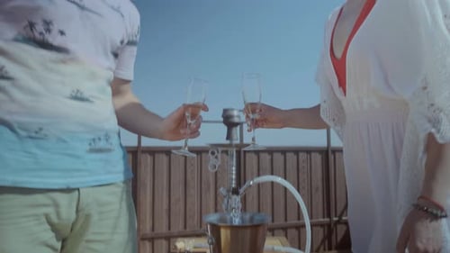 Un couple romantique prend des verres à champagne, des boissons et des boissons