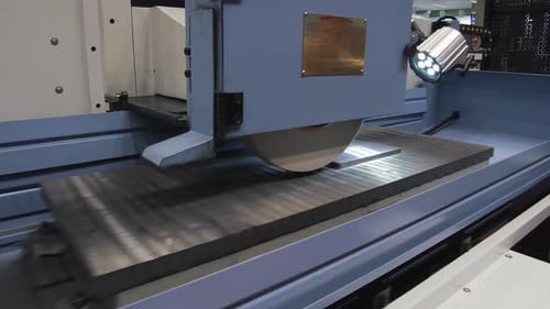 Arbeit einer industriellen Flachschleifmaschine