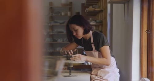 Jeune potière travaillant dans son atelier