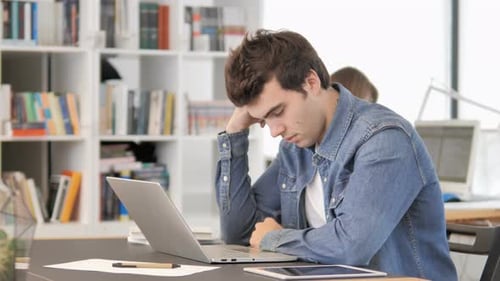 Müder kreative Mann schläft bei der Arbeit