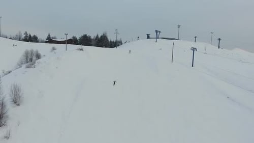 Station de ski pendant la saison hivernale. Vue aérienne.