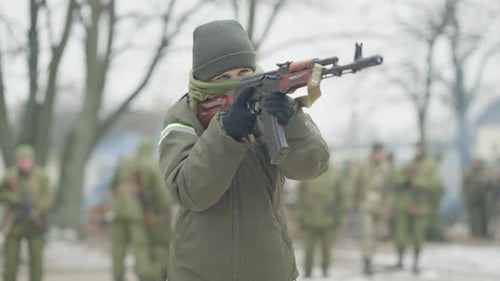 Middle Shot Porträt einer selbstbewussten, seriösen Soldatin, die im Freien steht und mit
