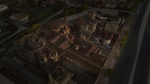 Vue aérienne d'une zone industrielle et d'une zone industrielle à Patras, en Grèce.