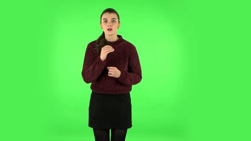 Mädchen schaut vorsichtig in die Kamera und ist schockiert über das, was sie gesehen hat. Greenscreen