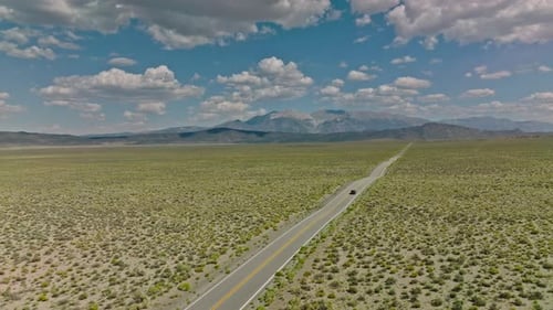 Auto fährt auf amerikanischem Roadtrip entlang der Straße mit schönem Smooth