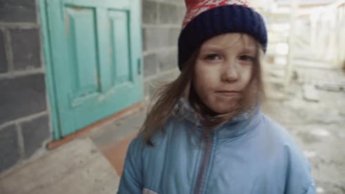 Mädchen Obdachlose Landstreicher Waise in schmutzigen schlechten Klei
