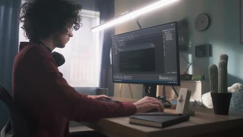 Männlicher Programmierer arbeitet zu Hause