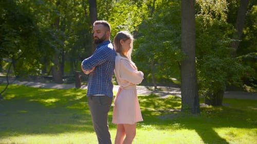 Verärgerter und beleidigter Mann und Frau, die mit verschränkten Armen zueinander zurückstehen und ignorieren