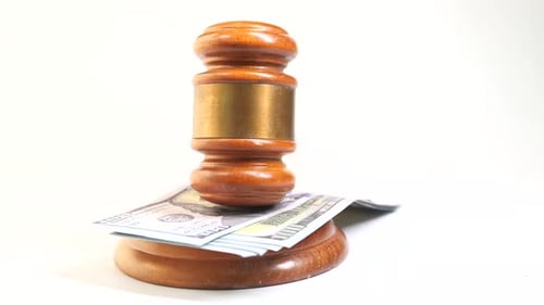 Nahaufnahme von Hamber und Bargeld auf weißem Hintergrund