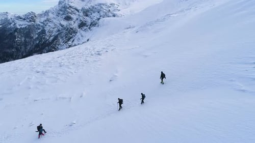Eine Gruppe von Menschen, die den Snowy Peak hinuntergehen