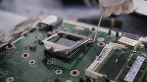 Hände des Technikers beim Reparieren eines Computers, Techniker, der den Prozessor des Computers wechselt, Schließen