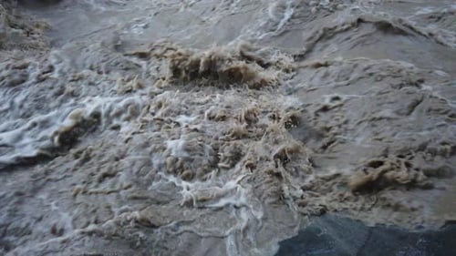 Schmutziger Fluss mit schlammigem Wasser in der Überschwemmungszeit bei