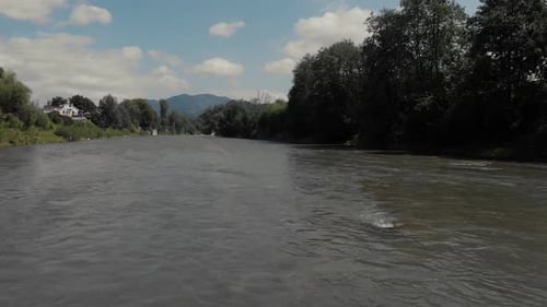 Fluss und Berg auf dem Land