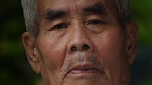 Close up portrait Elderly man in the park