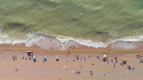 Menschen am Meer am Meer am heißen, sonnigen Tag
