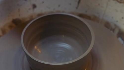 Potier fabriquant un pot en terre sur une roue à poterie