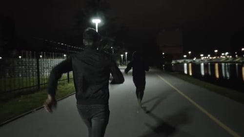 Mann jagt nachts seinen Gegner