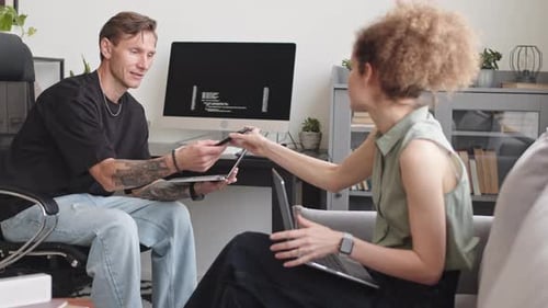 Un par de desarrolladores de software que trabajan desde casa