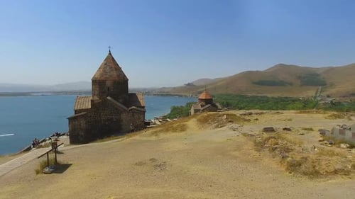Luftbild des alten schönen Sevanavank-Klosterkomplexes in Armenien, Tour