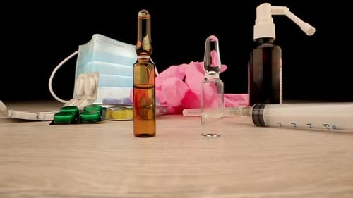 Diferentes frascos de vacunas se mantienen sobre la mesa contra los antibióticos