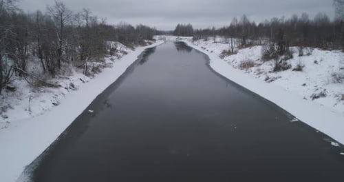 Winterliche Fluss-Landschaft