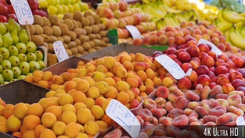 4K de frutas orgánicas frescas a la venta en un mercado de agricultores