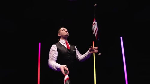 Kamera dreht sich um professionelle Zirkusartisten, die mit Clubs gegen Black Studio jonglieren