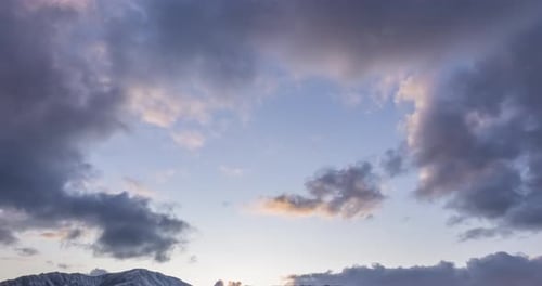 Zeitraffer der epischen Wolken am Mountain Medow im Herbst