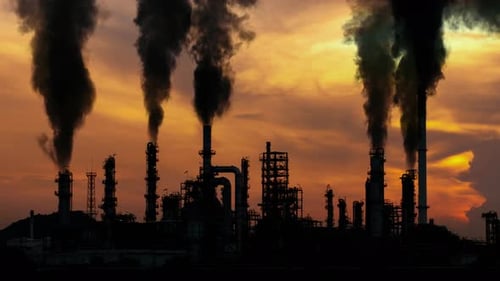 Kamine der Smoking Factory. Umweltproblem der Umwelt- und Luftverschmutzung in Großstädten