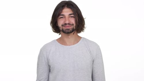 Fröhlicher Kerl, der isoliert auf weißem Hintergrund steht und lächelt