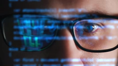 Tela do monitor com desenvolvimento de tecnologias de programação e codificação