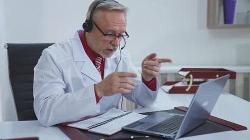 Medizin aus der Ferne. Erfahrener männlicher Spezialist, der einen Patienten per Videoanruf berät.