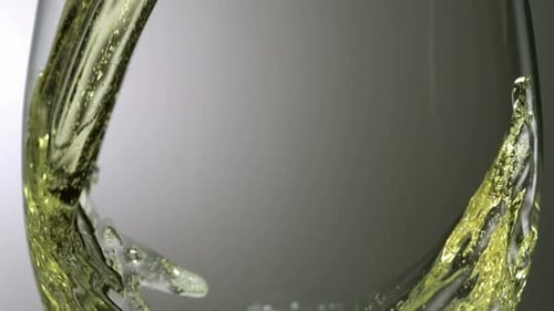 Burbujas de cerveza de primer plano extremo en vaso, cámara lenta