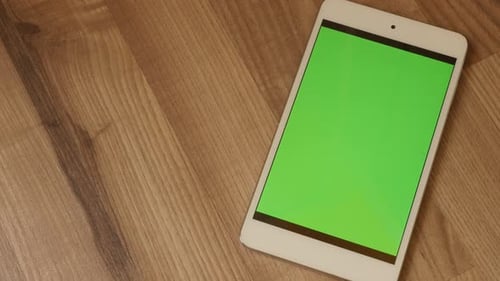 Greenscreen-Display eines silbernen Tablets auf Holzboden 4K 2160p 30fps UltraHD-Filmmaterial - Smartphone ga