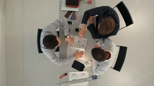 Arquitetos com projeto no canteiro de obras. Construção, Arquitetura, Negócios, Trabalho em Equipe e